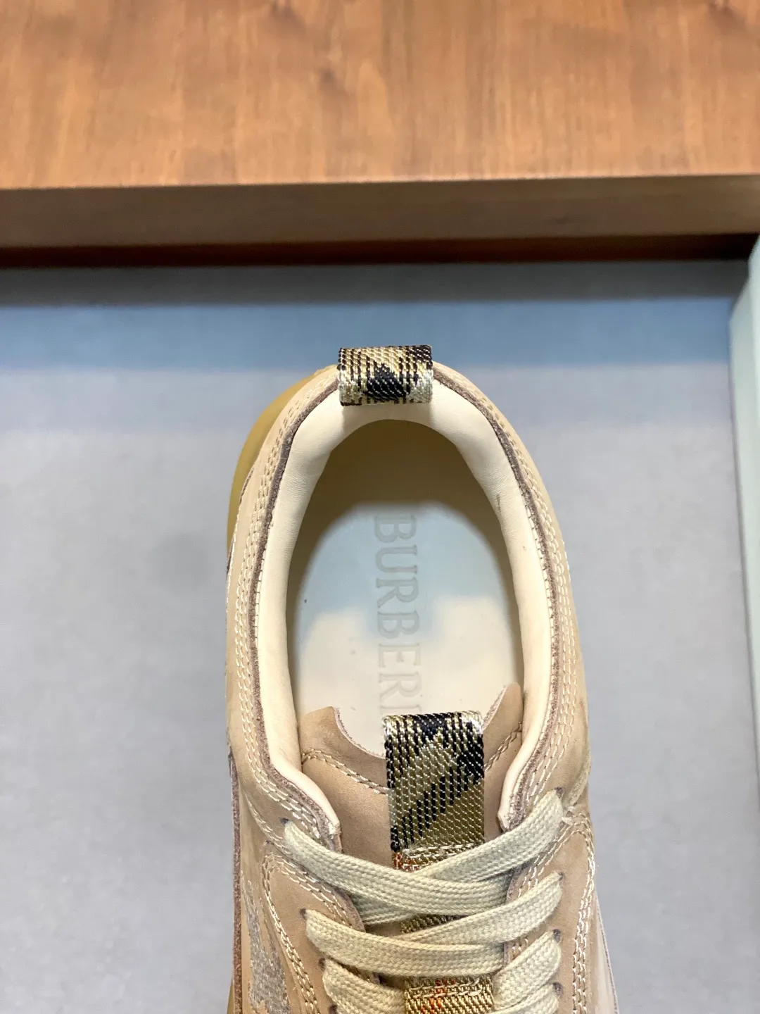 Men's men's shoes 💰660 𝐁𝐔𝐑𝐁𝐄𝐑𝐑𝐘# Burberry's new war horse plaid casual sneakers, new terrace casual sneakers·Burberry (Burberry) classic elements, super comfortable shoes··Knight blue non-slip soles. Finally I saw the latest diagonal checkered sneakers. The colors are really good-looking and can be matched with any way. Sneakers in cotton blend. Crafted in an Italian workshop, it features a worsted Burberry check pattern. Featuring a mesh lining and checkered laces, the rubber sole features the archive Burberry monogram. From Burberry's iconic collection, these wardrobe staples are interpreted with the brand's signature style. The round toe and tongue are embellished with the Equestrian Knight logo (EKD) label, leather insole, and the sole is embellished with the Burberry letter logo size: 38-44 (customized for 45 and 46)